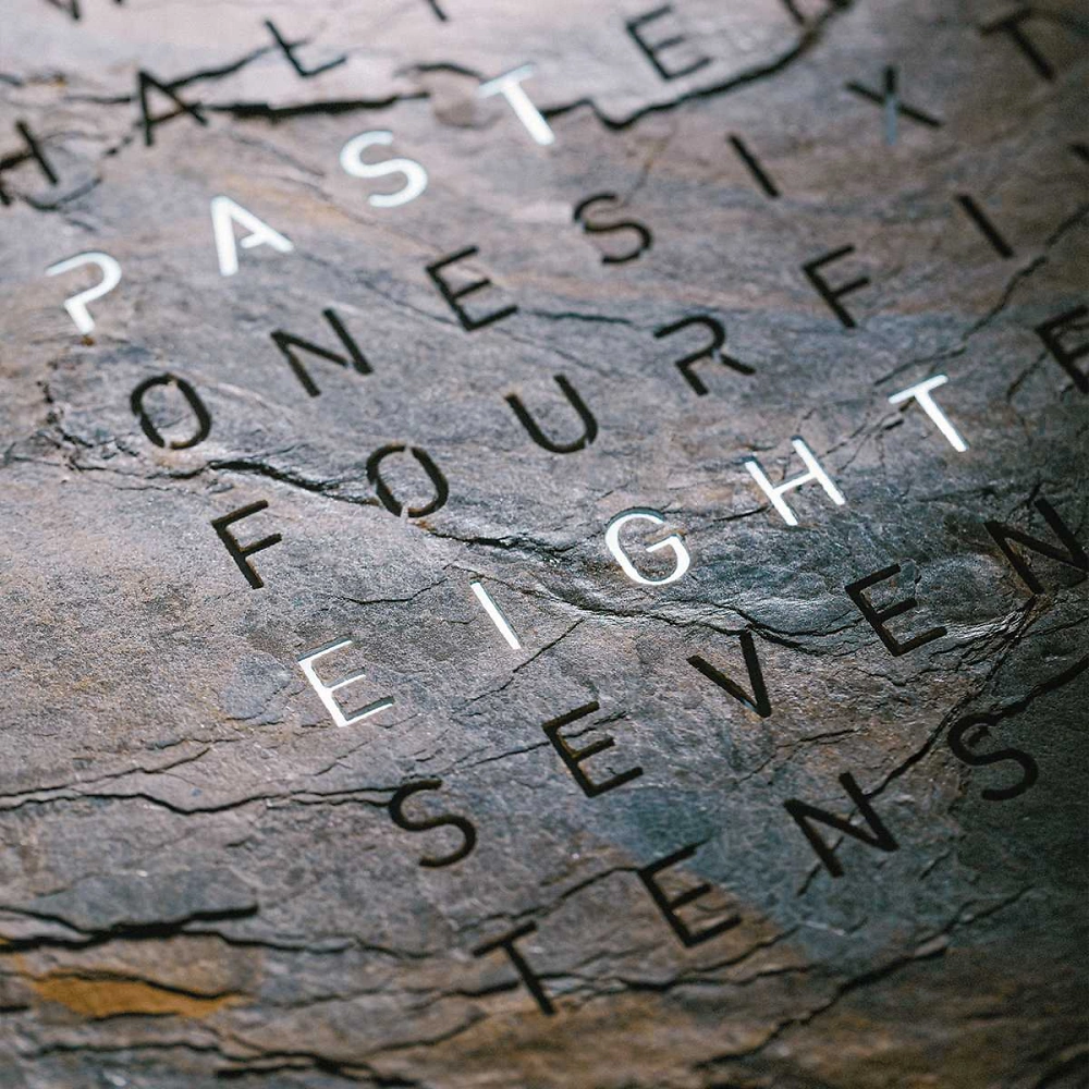 QLOCKTWO EARTH 45 | Glintscape