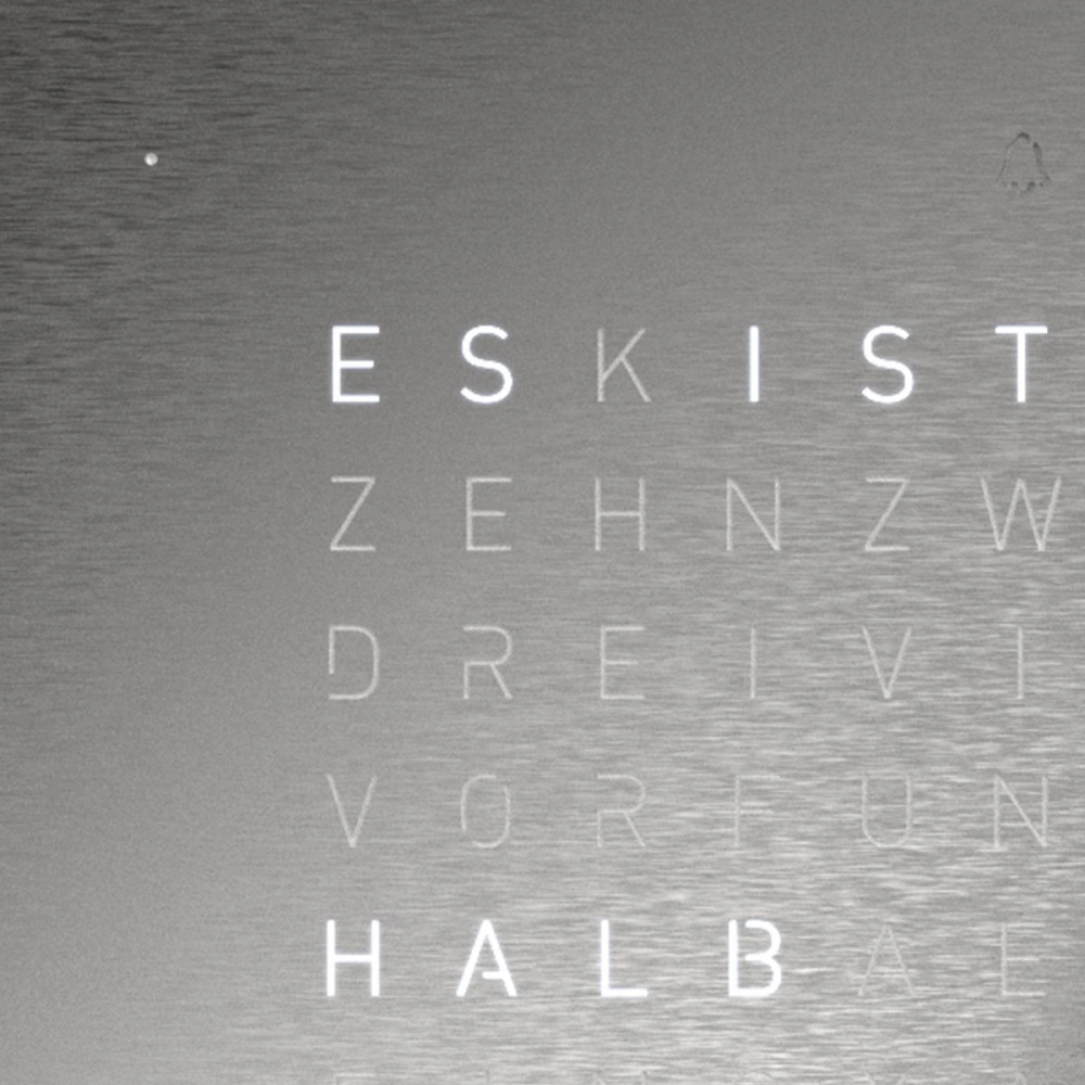 QLOCKTWO FRONTCOVER EARTH 13.5 | Full Metal