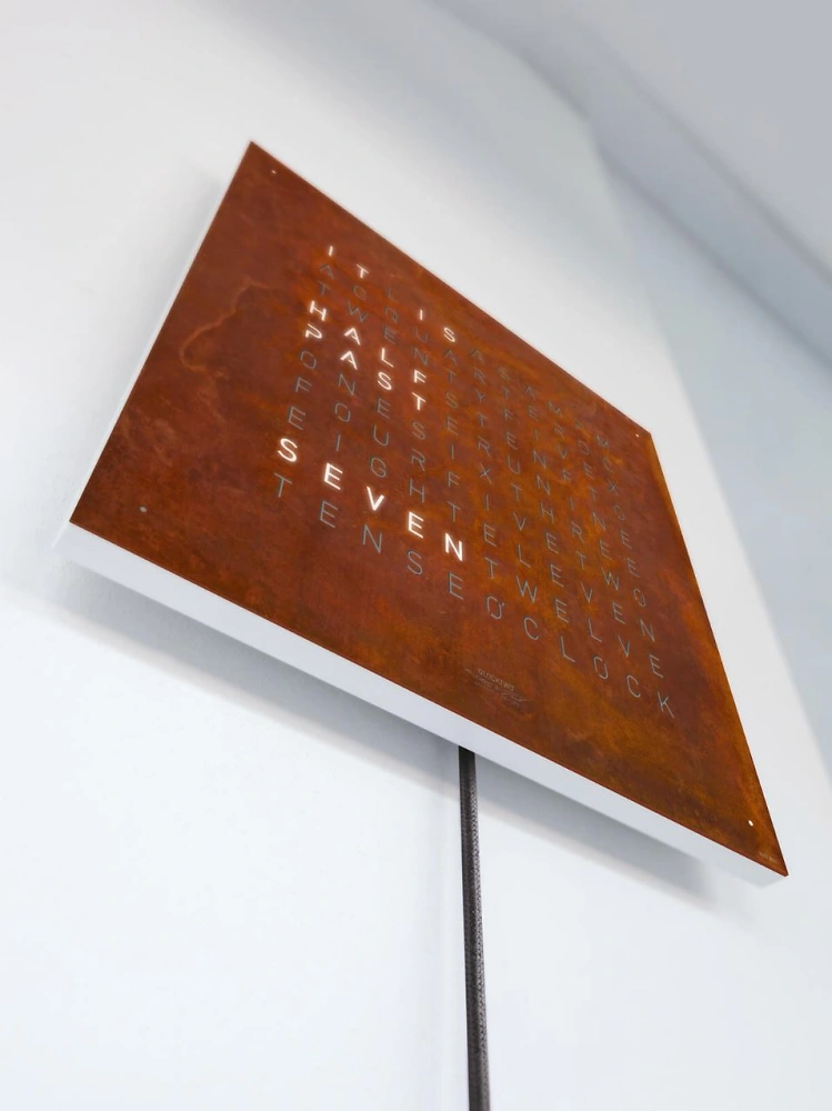 QLOCKTWO EARTH 45 | Rust