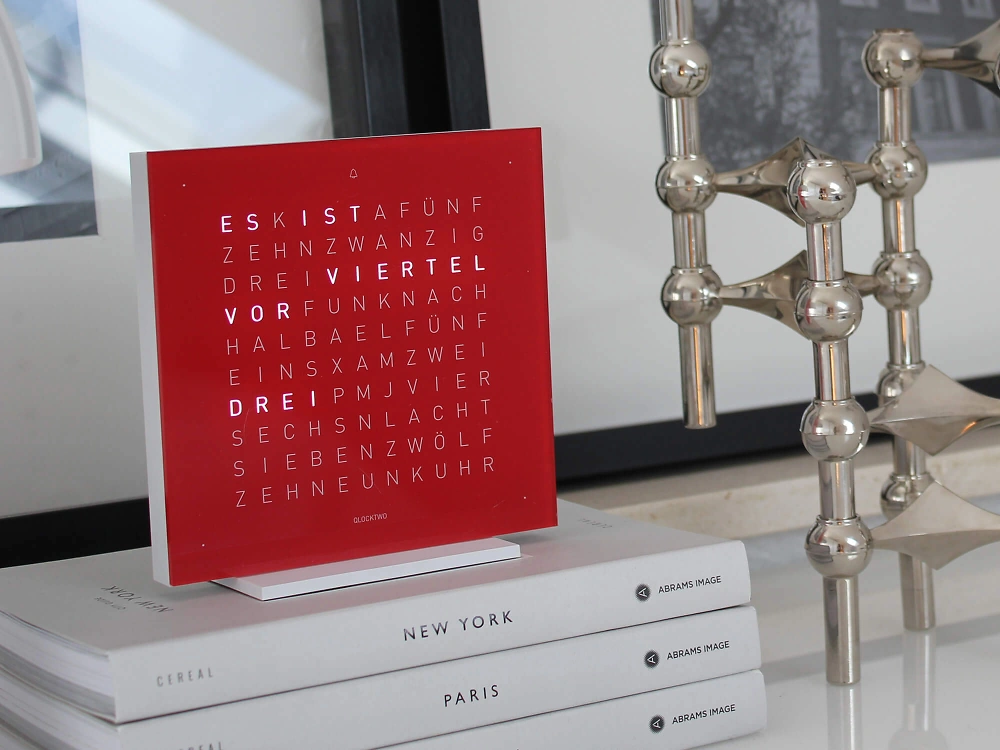 QLOCKTWO FRONTCOVER EARTH 13.5 | Cherry Cake