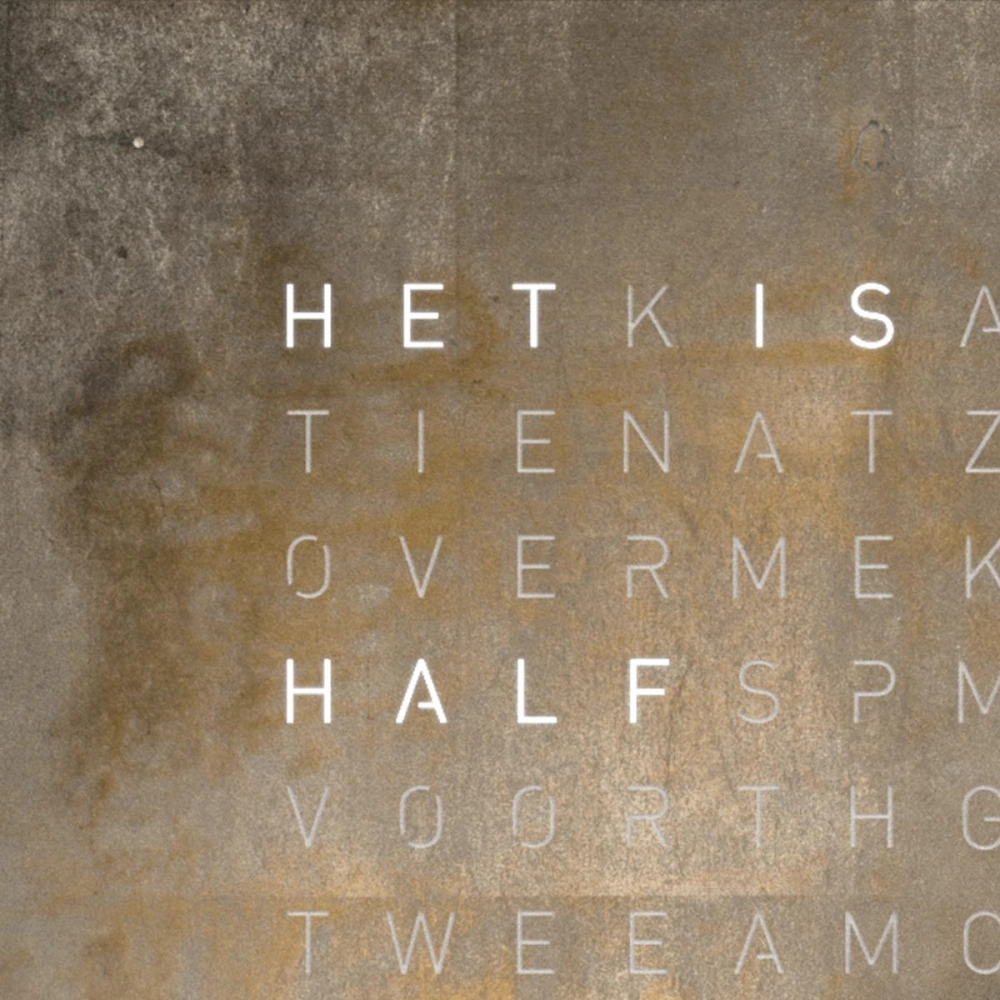 QLOCKTWO FRONTCOVER EARTH 13.5 | Silver & Gold