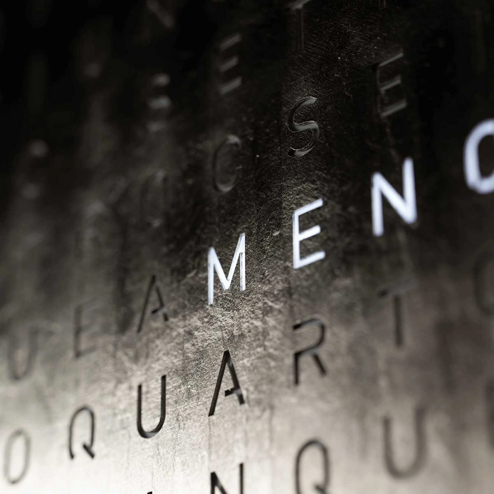 QLOCKTWO EARTH 90 | Platinum