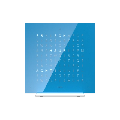 Die QLOCKTWO EARTH 13.5 in Blue Candy ist in der Front Ansicht. Klare Linien, modernes Design und das ikonische Buchstabenraster, das die Uhrzeit in Worten darstellt.