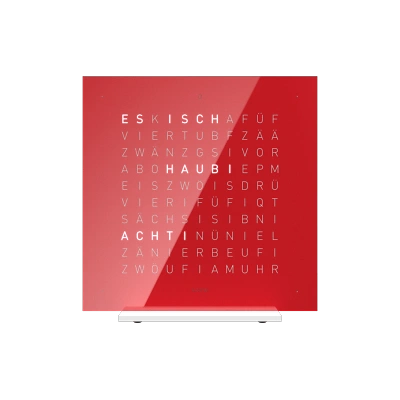 Die QLOCKTWO EARTH 13.5 in CHERRY CAKE ist in der Front Ansicht. Klare Linien, modernes Design und das ikonische Buchstabenraster, das die Uhrzeit in Worten darstellt.