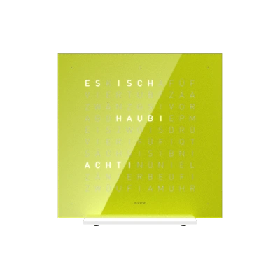 Die QLOCKTWO EARTH 13.5 in Lime Juice ist in der Front Ansicht. Klare Linien, modernes Design und das ikonische Buchstabenraster, das die Uhrzeit in Worten darstellt.