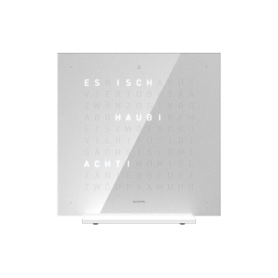 Die QLOCKTWO EARTH 13.5 in  VANILLA SUGAR ist in der Front Ansicht. Klare Linien, modernes Design und das ikonische Buchstabenraster, das die Uhrzeit in Worten darstellt.