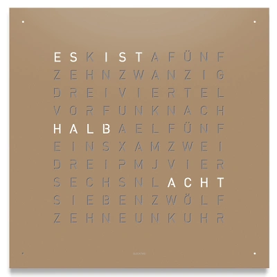 Die QLOCKTWO EARTH 45 in HAZELNUT ist in der Front Ansicht. Klare Linien, modernes Design und das ikonische Buchstabenraster, das die Uhrzeit in Worten darstellt.