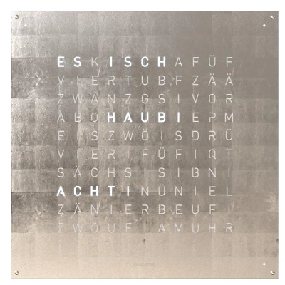 Die QLOCKTWO EARTH 90 in PLATINUM ist in der Front Ansicht. Klare Linien, modernes Design und das ikonische Buchstabenraster, das die Uhrzeit in Worten darstellt.