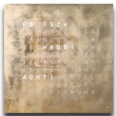 Die QLOCKTWO EARTH 90 in SILVER & GOLD ist in der Front Ansicht. Klare Linien, modernes Design und das ikonische Buchstabenraster, das die Uhrzeit in Worten darstellt.