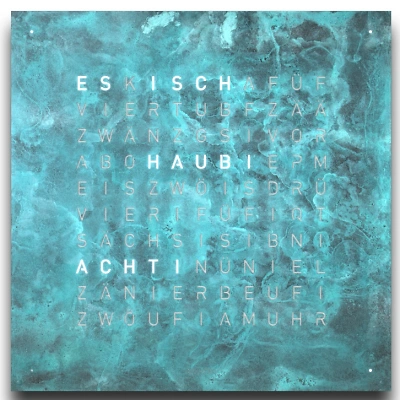 Die QLOCKTWO EARTH 90 in VINTAGE COPPER ist in der Front Ansicht. Ein stilvolles Kunstwerk wo jedes Exemplar ist ein Unikat mit handgefertigter Oberfl&auml;che und das ikonische Buchstabenraster, das die Uhrzeit in Worten darstellt.