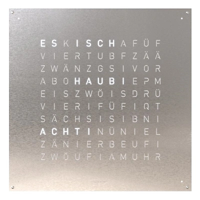 Die QLOCKTWO EARTH 90 in Stainless Steel ist in der Front Ansicht. Klare Linien, modernes Design und das ikonische Buchstabenraster, das die Uhrzeit in Worten darstellt.