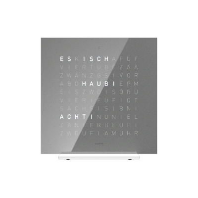 Die QLOCKTWO EARTH 13.5 in EARLY GREY TEA ist in der Front Ansicht. Klare Linien, modernes Design und das ikonische Buchstabenraster, das die Uhrzeit in Worten darstellt.