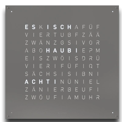 Die QLOCKTWO EARTH 90 in GREY PEPPER ist in der Front Ansicht. Klare Linien, modernes Design und das ikonische Buchstabenraster, das die Uhrzeit in Worten darstellt.