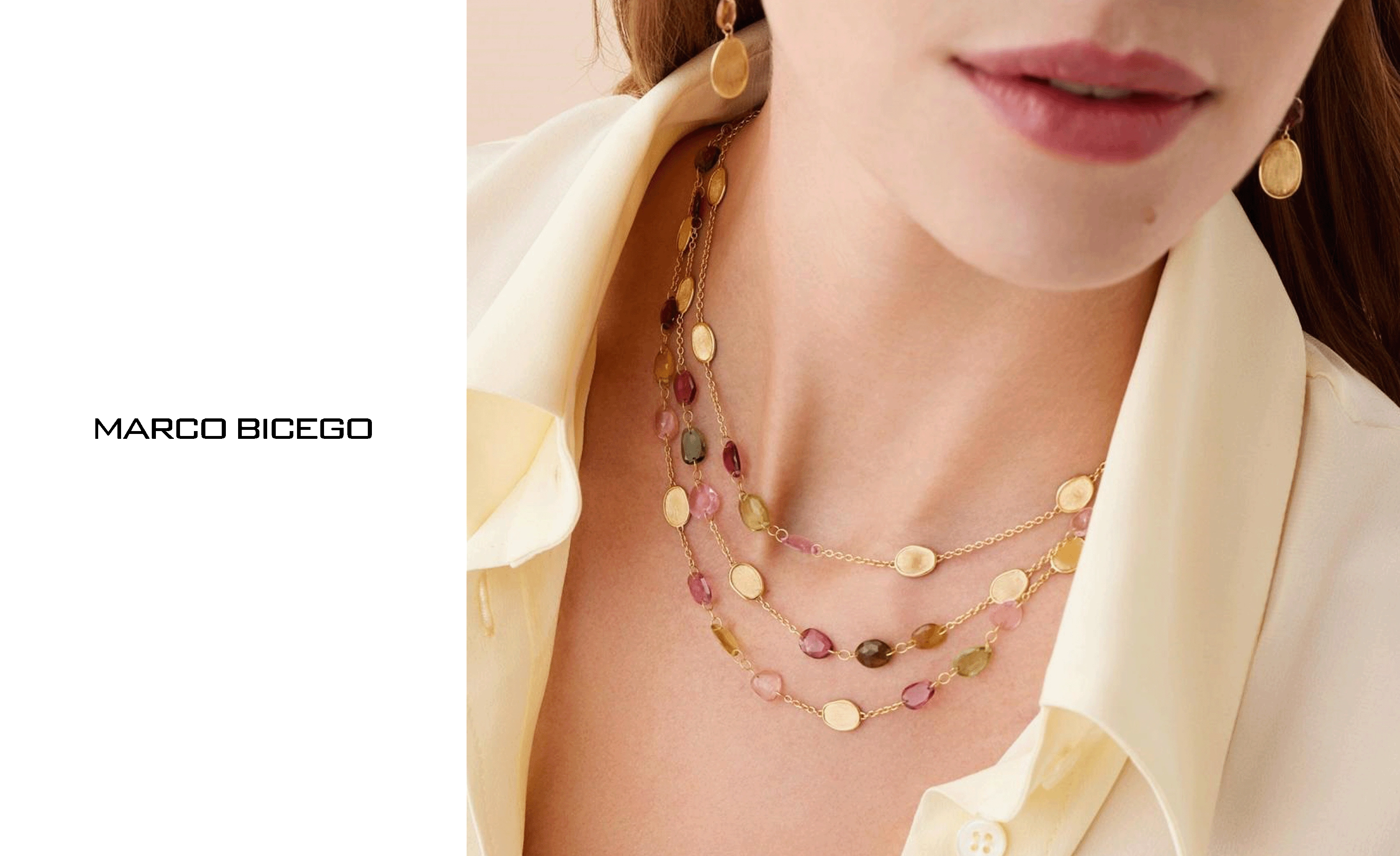 Eine Dame mit cremefarbener Blouse zeigt ein mehrreihiges Collier von Marco Bicego mit verschiedenfarbigen Turmalinen und Gelbgold Pl&auml;ttchen, die f&uuml;r die Lunaria Kollektion so typisch ist. Passend dazu tr&auml;gt sie einen Ohrh&auml;nger aus Gelbgold und Turmaline